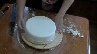 1  COVERING THE CAKE WITH FONDANT  VIDEO TUTORIAL [upl. by Tiduj]