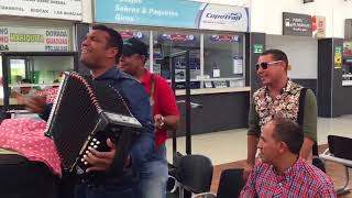 Dagoberto Osorio predicando y cantando VALLENATO en el Terminal del Tolima [upl. by Asabi]