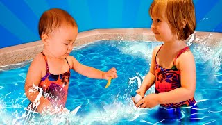 Mi chiamo Bianca  Giochi in piscina per piccoli Bambini che giocano con le bambole [upl. by Reuben]