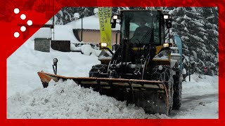 Neve a Madesimo aumenta lintensità dei fiocchi ruspe al lavoro per sgomberare le strade [upl. by Epuladaugairam]