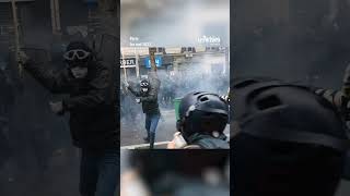 Un policier touché par un cocktail molotov à Paris [upl. by Kciremed568]