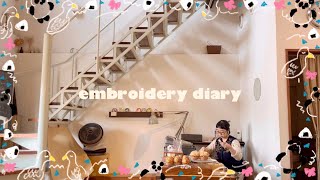 【刺繍作家のvlog】夫婦で編み物と刺繍をする休日犬のオーダーブローチ展示会に向けての制作 knitting ampembroidery with husband dog brooch [upl. by Aivilys]