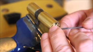 Crochetage lockpicking cylindre Vachette ASSA ABLOY V5 [upl. by Huesman]