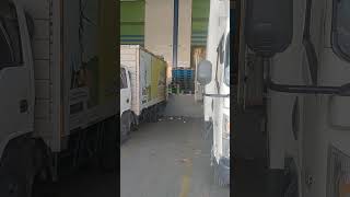 parking box truck unloading automobile mobilbox trukoleng mobil storywa trontonbox shortvideo [upl. by Declan628]