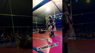 Mascarita Sagrada se alza con la victoria ante Piratita Morgan shorts [upl. by Filberte]