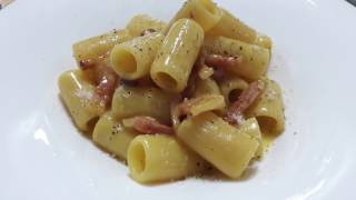 Pasta alla carbonara la videoricetta  Cocendolibando [upl. by Doley]