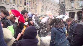 Bataille de polochon géante à Paris [upl. by Alyahsat]