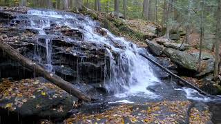 SCHNELLER EINSCHLAFEN MIT DEM GERÄUSCH VON REGEN  RAUSCHENDER WASSERFALL IM WALD  NATUR AMBIENTE [upl. by Ennairam]