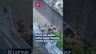 Gewaltexzess am helllichten Tag Ein Dutzend Migranten gehen mit Macheten aufeinander los [upl. by Arriek504]