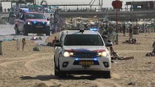 WAIL Politie amp Reddingsbrigade wurmen zich met spoed door het drukke strand in Scheveningen [upl. by Suki201]