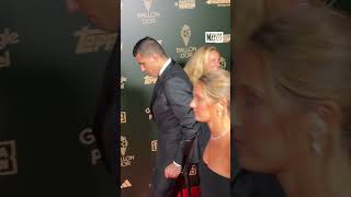 En béquilles Rodri arrive à la cérémonie du Ballon d’Or [upl. by Chevy]