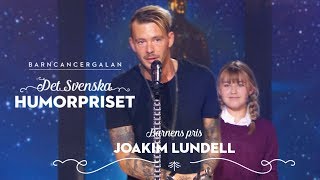 Joakim Lundell får Barnens pris men vill ge vidare det  Barncancergalan [upl. by Ahtnahc]