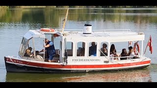 Den Lille Færgen ”Frederiksborg” på Slotssøen Frederiksborg Slot Hillerød  Danmark [upl. by Valleau944]