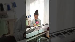 Marianinha aprendendo a tocar piano [upl. by Guillaume534]