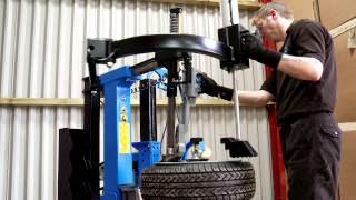 Hofmann Megaplan Megamount Smart Tyre Changer [upl. by Aneekat]