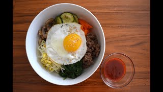 Bibimbap 비빔밥  ricetta del bibimbap coreano Riso mescolato con carne verdure e salsa piccante [upl. by Akeret449]