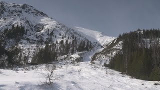 Śnieżna zima w Tatrach „Lawina nie musi być wielka żeby w niej zginąć” UWAGA TVN [upl. by Meeharb]