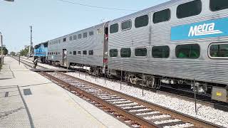 Helpful Metra trainman lets late passenger board on wrong side Grayland 09112024 [upl. by Maryly]