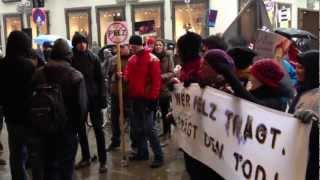 Protest gegen Kaufhaus Breuninger quotStuttgart Pelzfreiquot Demo [upl. by Enrika]