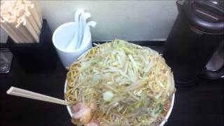 【デカ盛り】らーめん虎丸／ラーメン山盛り（野菜ﾏｼﾏｼ、豚3枚） [upl. by Shandie837]