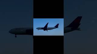 🇺🇸 dal deltaairlines airbus a330 a332 lhr plane planespotting [upl. by Anirrehs47]