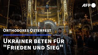 Orthodoxe Ostern Ukrainer beten für quotFrieden und Siegquot  AFP [upl. by Feodor18]