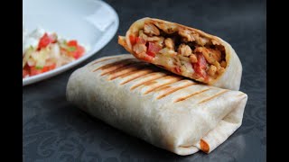 Tortilla zawijana wrap z kurczakiem warzywami i tzatziki [upl. by Nemhauser266]