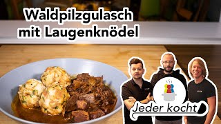 Jeder kocht  Waldpilzgulasch mit Laugenknödel [upl. by Nyrb]