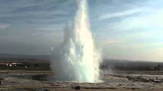 Triple éruption du geyser islandais Strokkur [upl. by Safire753]