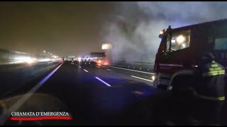 Polizia Stradale in azione incendio in autostrada  Chiamata demergenza 24022024 [upl. by Birk]