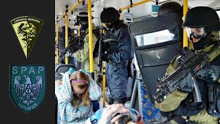 Zásahová jednotka Policie ČR a PL SPAP Katowice  osvobození rukojmí z autobusu Dny NATO 2013 [upl. by Ateekan215]