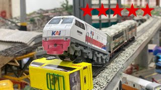 Kereta Api KAI Menabrak Angkot di Depan Terowongan Sampai Terbalik  Mainan Kereta Api Miniatur [upl. by Sharron]