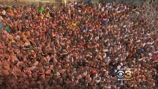 Thousands Take Part In Annual Tomatina Festival In Bunol Spain [upl. by Idola]