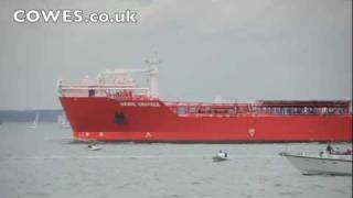 Yacht crashes into super tanker Cowes Isle of Wight [upl. by Carolynn438]