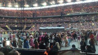 Harry Styles ‘Canyon Moon’ and fans doing conga at Love On Tour Wembley Night 2 Sunday 19062022 [upl. by Sualk]