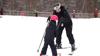 L’absence de neige affecte l’achalandage aux stations de ski  reportage [upl. by Nappie634]