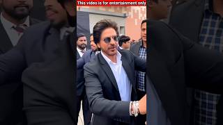 शाहरुख खान ने गरीब लोगों को खाना खिलाया  Sharukh Khan Poor Man Eating shortvideo sharukhkhan [upl. by Anauqal233]