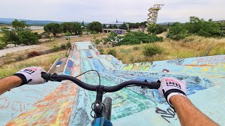 JE RIDE UN PARC DATTRACTION ABANDONNE  insta360 GO2 [upl. by Yun]