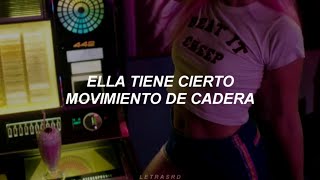 ella tiene cierto movimiento de cadera letralyrics [upl. by Yelir830]