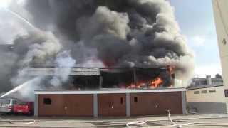 Brand einer Lagerhalle  Meterhohe Flammen zerstören Lagerhalle  WaiblingenHegnach 26112013 [upl. by Zadoc783]