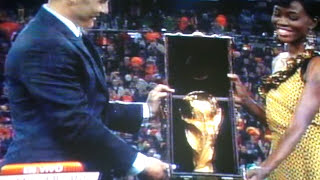 Fabio Cannavaro entrega la copa en la Final de Sudafrica 2010 [upl. by Ferdinanda]