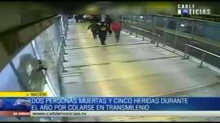 Dos muertos y cinco heridos durante el año por colarse en Transmilenio [upl. by Ycnalc]