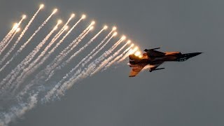 F16 fighter yet shooting flares [upl. by Maighdiln]