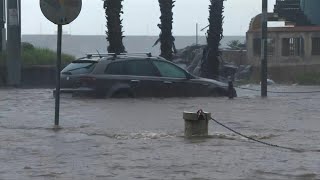 Fuertes inundaciones en poblado de Sicilia por lluvias  AFP [upl. by Durkin]