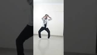 Main Aisa Kyon Hoon dance LakshyaHrithik Roshan dance shorts ytshorts tutorial shuffle [upl. by Lavicrep]