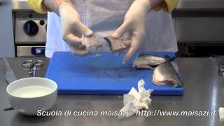 Corsi di cucina Sfilettare spinare e spellare un pesce rotondo branzino [upl. by Lundell38]