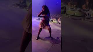 LA DANCEUSE DE FALLY IPUPA AU CONCERT fallyipupa concert dance music fallyipupatypebeat fally [upl. by Olga]