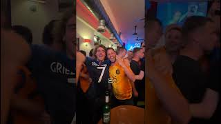 De sfeer is opperbest in de kroeg in Leipzig Deze fans wisselen zelfs even van shirt 🤗 euro2024 [upl. by Hsina]