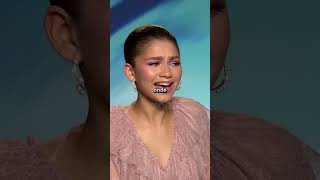 Zendaya DEIXOU ESCAPAR ISSO sobre Tom Holland shorts [upl. by Anilat]