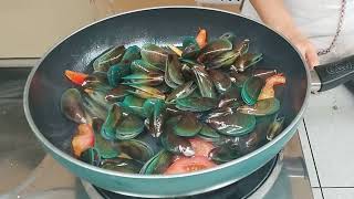 GREEN MUSSELS WITH SHAOXING WINE RECIPE  IYACHE amp MOM [upl. by Demetra]